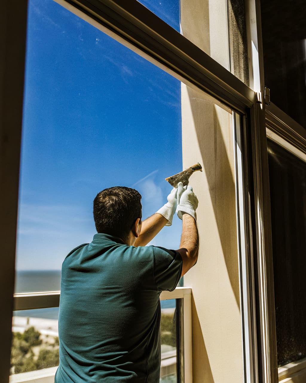 AR Cleaning cleaner at work in a Chicagoland home